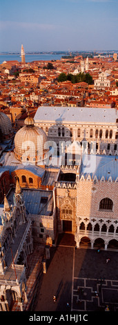 Vue Nord-Est vue de s grand angle Campanile Italie Venise vertical Banque D'Images