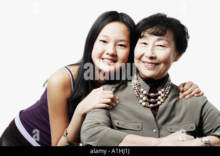 Portrait d'une grand-mère et sa petite-fille smiling Banque D'Images