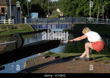 Couple de verrouillage sur le Kennet and Avon Canal à Aldermaston Berkshire England UK Banque D'Images