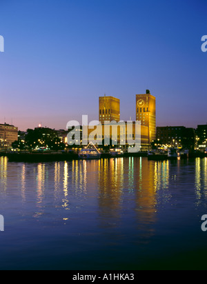 Rådhus ( Hôtel de Ville ) vu sur Oslo Harbour de nuit, Oslo, Norvège. Banque D'Images