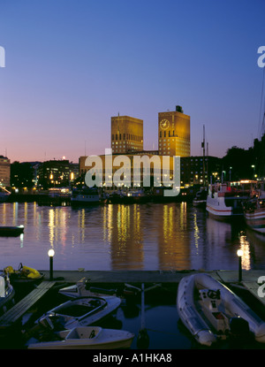 Rådhus ( Hôtel de Ville ) vu sur Oslo Harbour de nuit, Oslo, Norvège. Banque D'Images