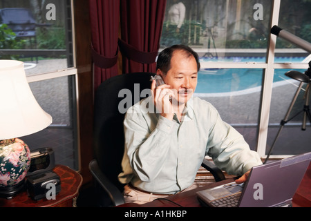 High angle view of a senior man talking on a téléphone sans fil Banque D'Images