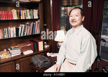 Portrait of a senior man sitting in an office Banque D'Images