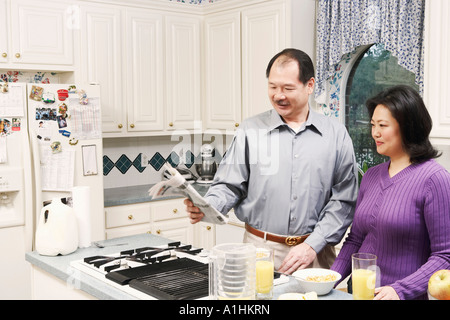 Close-up d'un couple dans la cuisine Banque D'Images