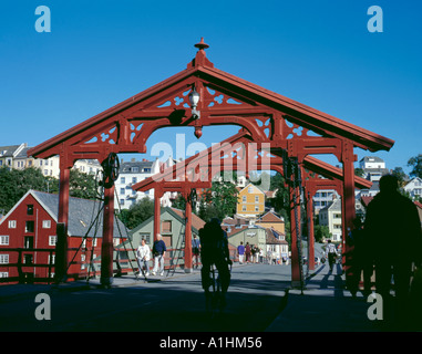 Vue pittoresque sur Gamle Bybrua (le pont de la vieille ville), centre de Trondheim, Sør-Trøndelag, Norvège. Banque D'Images