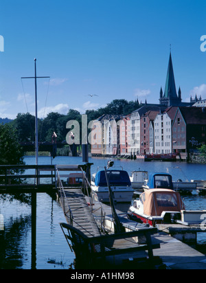 Gamle Bybrua (vieille ville), anciens entrepôts, et flèche de Nidarosdomen, vu Nidelva, Trondheim, Sør Trøndelag, Norvège. Banque D'Images