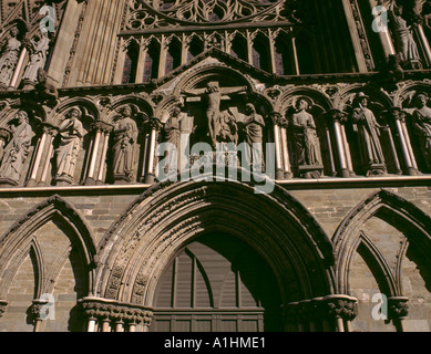 Détail de sculptures sur la façade ouest de Nidarosdomen (cathédrale de Nidaros), Trondheim, Sør Trøndelag, Norvège. Banque D'Images