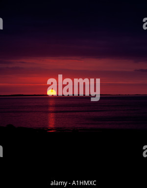 Coucher du soleil en descendant au-dessous de l'horizon au large de la côte ouest d'Irlande Banque D'Images