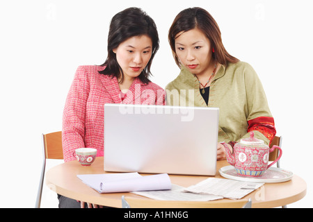 Close-up of two businesswomen using a laptop Banque D'Images