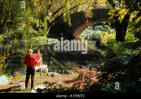 Artiste peignant le pont Gapstow en automne.Central Park, New York City, New York, États-Unis Banque D'Images