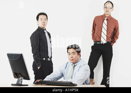 Portrait de trois hommes d'affaires dans un bureau Banque D'Images