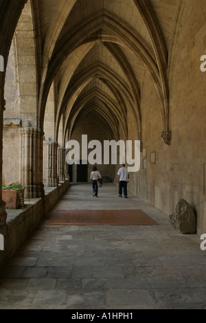 Deux personnes marchant dans les cloîtres de la Cathédrale Saint Nazaire de Béziers, France Banque D'Images