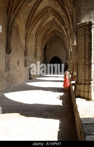 Enfant dans le cloître de la cathédrale de Saint Nazaire Béziers France Banque D'Images