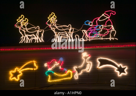 Une maison à Clitheroe Lancashire, orné d'un excès de lumières et de décorations de Noël Banque D'Images