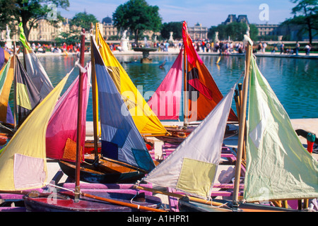 Paris jardin du Luxembourg (jardin du Luxembourg) voiliers colorés à louer au bassin du jardin, dans le parc. Jardin du Luxembourg. Banque D'Images