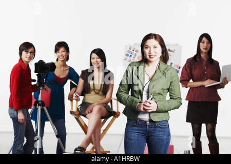 Portrait de cinq jeunes femmes smiling Banque D'Images