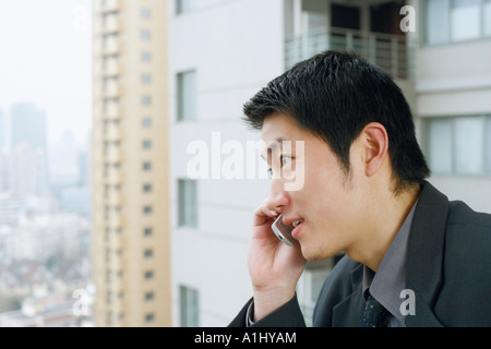 Close-up of a businessman using a mobile phone Banque D'Images