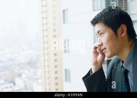 Close-up of a businessman using a mobile phone Banque D'Images