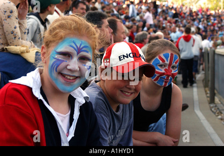 La peinture du visage sur les enfants au match de cricket le Rose Bowl, accueil de Hampshire County Cricket Banque D'Images