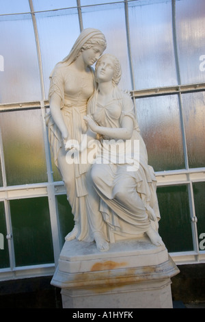 Statues de la croquette, récemment restauré, le Palace, serre au Botanic Gardens Glasgow Ecosse Banque D'Images