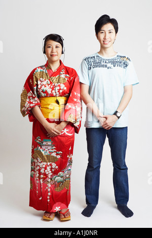 Portrait d'une jeune femme portant des écouteurs et un jeune homme à côté d'elle Banque D'Images