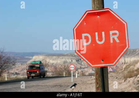 Panneau d'arrêt turc 'Dur' dans la région de Cappadoce, Turquie Banque D'Images