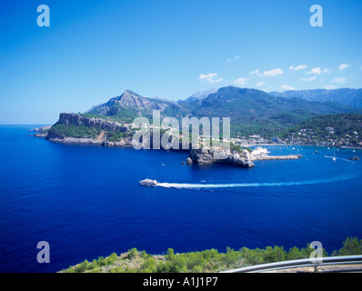 Vue sur le village de Soller sur la côte nord-ouest de la Sierra de Detramuntana avec montagnes en arrière-plan. Banque D'Images