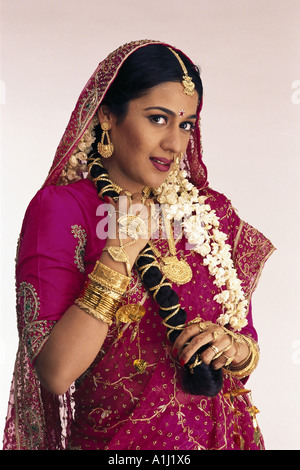 Les Indiens de l'Asie du Sud en mariage mariage pendjabi mariée robe rouge sari saree en soie or bijoux bangles garland Asie Inde Banque D'Images