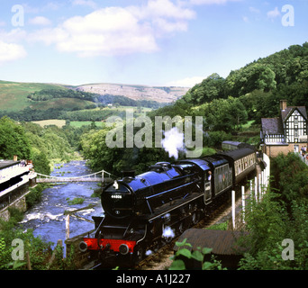 Carrog Llangollen Moteur Train à vapeur à la gare ferroviaire de Berwyn Llangollen Denbighshire North Wales UK United Kingdom Europe Banque D'Images