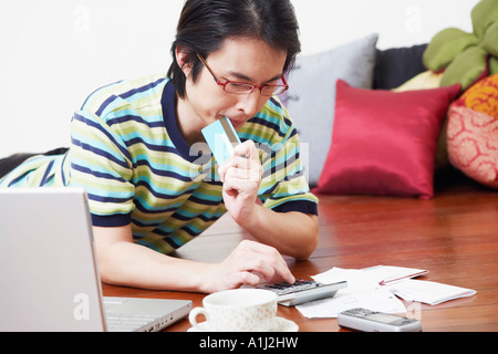 Mid adult man le calcul de projets de l'aide d'une calculatrice Banque D'Images