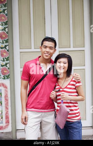 Portrait d'un jeune couple debout sur un porche Banque D'Images