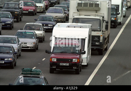 Une caravane DANS LA CONGESTION SUR L'autoroute M5 PRÈS DE BRISTOL VACANCES D'EMBOUTEILLAGE Banque D'Images