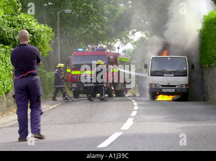 Les pompiers s'ATTAQUER À UN CAMION EN FEU UK Banque D'Images