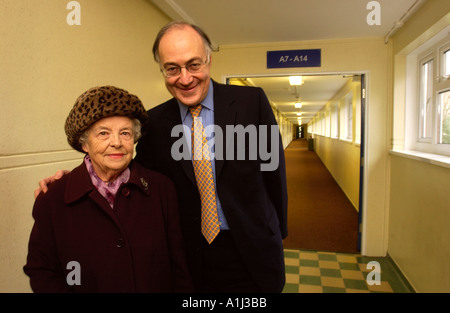 2003 LE CHEF DU PARTI CONSERVATEUR, MICHAEL HOWARD SUR LA JAMBE DE SON GALLOIS NATIONWIDE TOUR MICHAEL HOWARD AVEC JEAN PUGH Banque D'Images