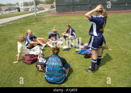 L'équipe de soccer féminin se détend avant un match Banque D'Images