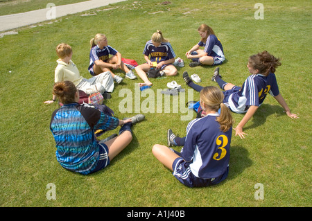 L'équipe de soccer féminin se détend avant un match Banque D'Images