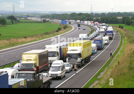 Les passagers DE SORTIR DE LEURS VOITURES DANS LE TRAFIC VACANCIER BLOQUÉ SUR LE M5 PRÈS DE BRISTOL UK Banque D'Images