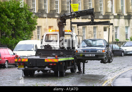 Une voiture en stationnement illégal SUR LE POINT D'ÊTRE REMORQUÉ DANS LE ROYAL CRESCENT BATH Banque D'Images