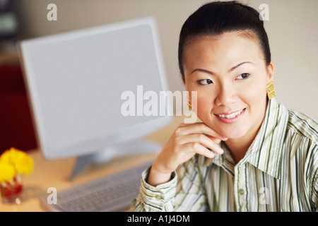 Close-up of a businesswoman looking sideways and smiling Banque D'Images