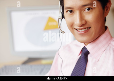 Portrait of a male customer service representative smiling Banque D'Images