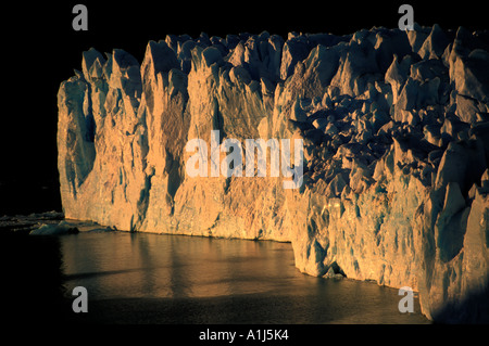 Murs de glace jusqu'à 80 mètres de haut au lever du soleil sur le glacier Perito Moreno, Parque Nacional Los Glaciares, en Patagonie, Argentine Banque D'Images