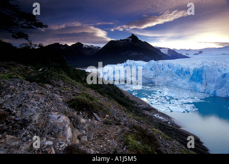 Cerro Moreno et Perito Moreno Glacier au coucher du soleil, parc national Los Glaciares, Santa Cruz, en Patagonie, Argentine Banque D'Images