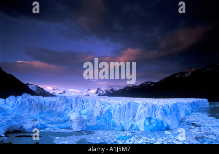 Tôt le matin du voyant Perito Moreno Glacier, Parque Nacional Los Glaciares, en Patagonie, Argentine Banque D'Images