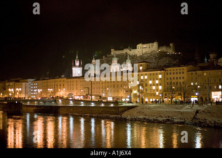 Vue sur la rivière Salzach vers la vieille ville et la forteresse de Hohensalzburg, la nuit à la veille du Nouvel An, Salzbourg, Autriche Banque D'Images