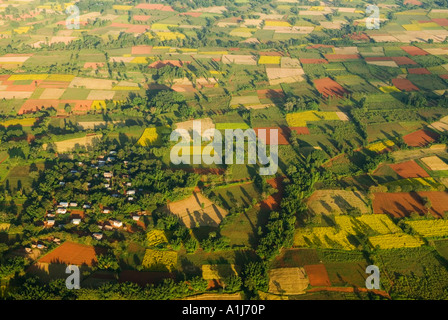 Regardant vers le bas sur de petit village et champs cultivés près de Heho, l'État Shan. Le Myanmar. Birmanie Banque D'Images