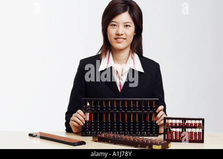 Portrait of a businesswoman holding un boulier Banque D'Images