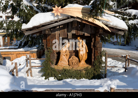 Crèche sculptée au centre du village, à Waidring, Pillerseetal, Tyrol, Autriche Banque D'Images