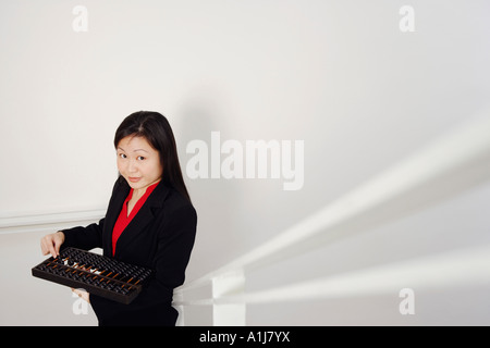 Portrait of a businesswoman holding un boulier and smiling Banque D'Images