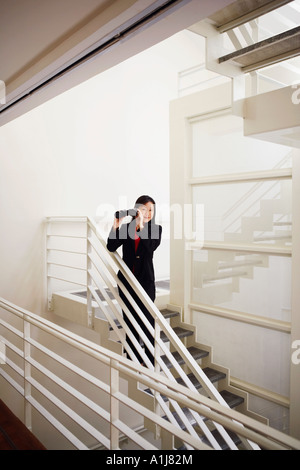 Portrait d'une femme tenant une paire de jumelles et souriant Banque D'Images