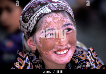 Les jeunes enfants ouzbeks en costume traditionnel, Samarkand, Ouzbékistan, l'Asie centrale. Banque D'Images